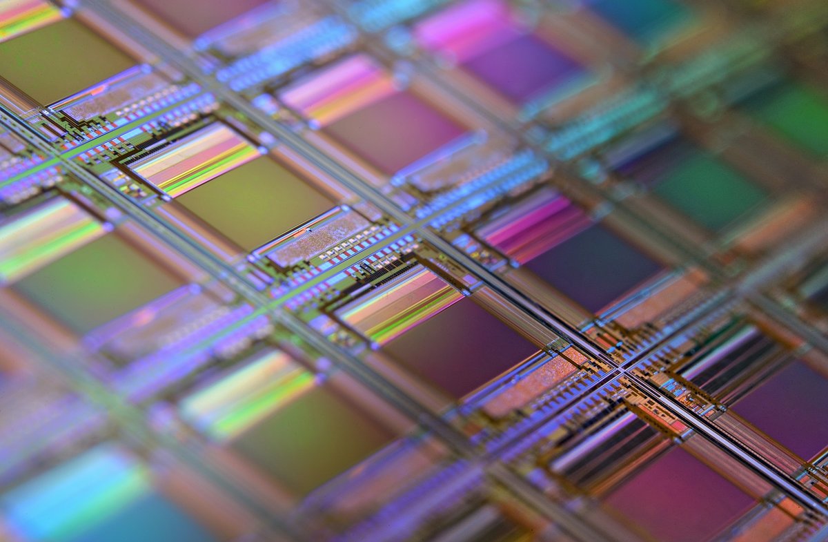 Iridescent silicon wafer